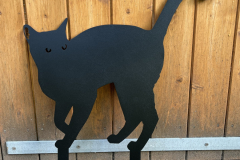 Gartenfigur-stehende-Katze-aus-Stahl-in-schwarz-pulverbeschichtet-mit-Stecker1-4