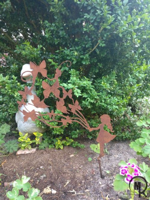 Gartenstecker ” Mädchen mit Schmetterlingen”