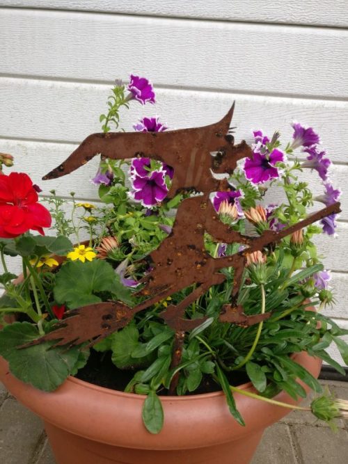 Gartenstecker Hexe mit Besen mit Stab
