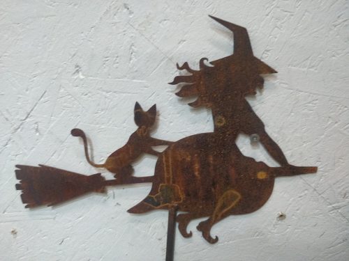 Gartenstecker “Fliegende Hexe mit Katze”